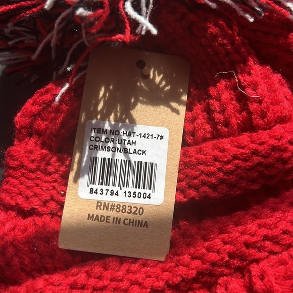 C.C. University color collection pom pom Skully - Picture 3 of 4